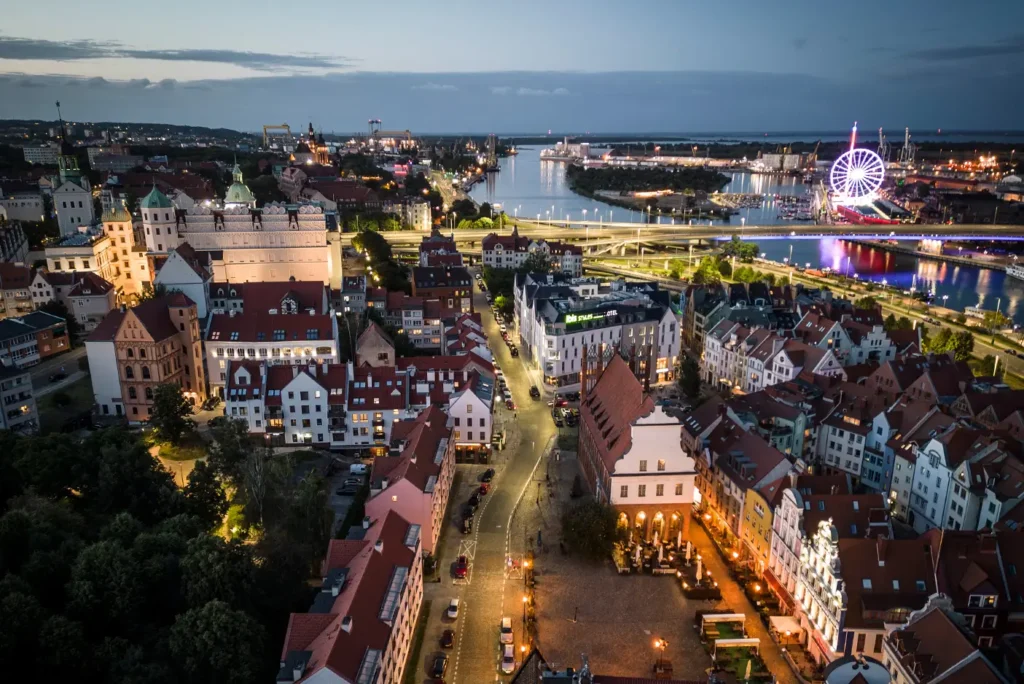 Jak filmowanie dronem zmienia postrzeganie krajobrazów i architektury